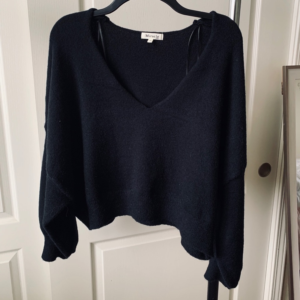 Black Cropped V-neck sweater